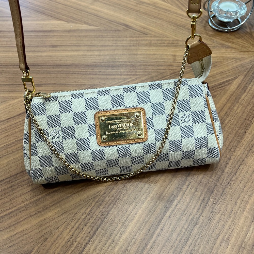 Authentic Louis Vuitton cross body bag in excellent condition.